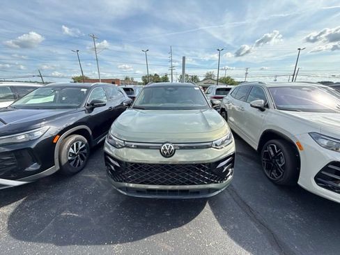 New 2026 Volkswagen Tiguan SE R-Line AWD/4WD image 2