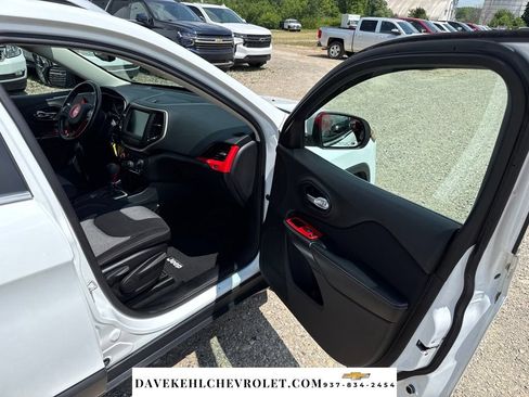 Used 2014 Jeep Cherokee Latitude FWD image 28