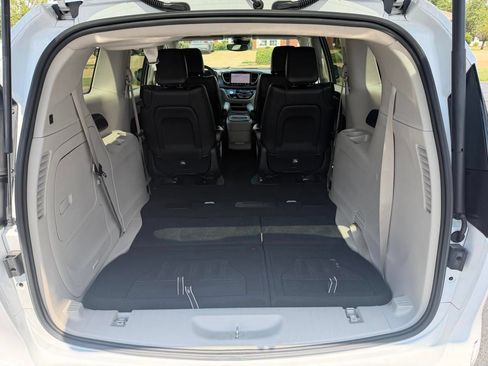Used 2024 Chrysler Pacifica Limited FWD image 10