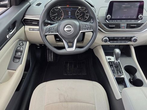 Used 2025 Nissan Altima 2.5 SV FWD image 7