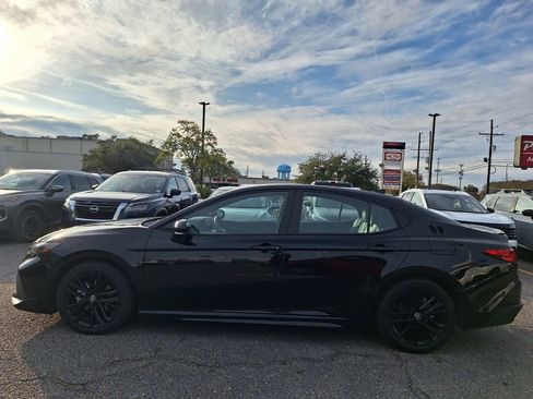 Used 2025 Toyota Camry SE w/ Convenience Package image 9