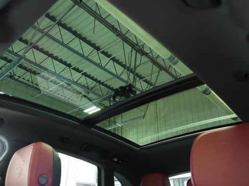 Certified 2025 Porsche Macan AWD/4WD image 37