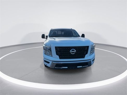 Used 2021 Nissan Titan SV w/ SV Convenience Package image 3