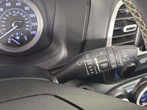 Used 2022 Hyundai Venue Limited image 32