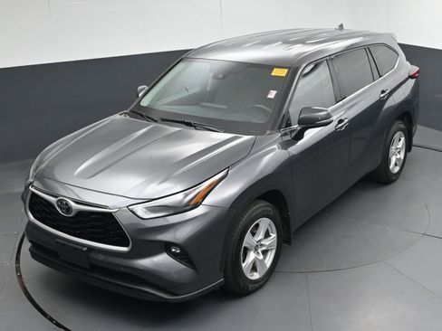 Certified 2022 Toyota Highlander LE image 32