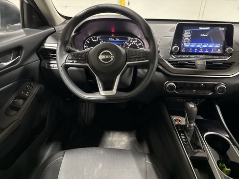 Used 2024 Nissan Altima 2.5 SV FWD image 11