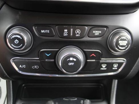 Used 2021 Jeep Cherokee Latitude Plus AWD/4WD image 20
