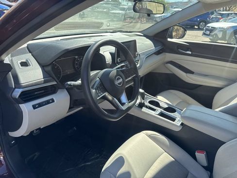 Used 2024 Nissan Altima 2.5 SV FWD image 11