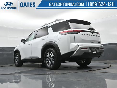 Used 2025 Nissan Pathfinder SL w/ Black Appearance Package AWD/4WD image 44