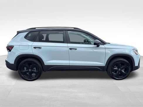 New 2026 Volkswagen Taos SE image 8