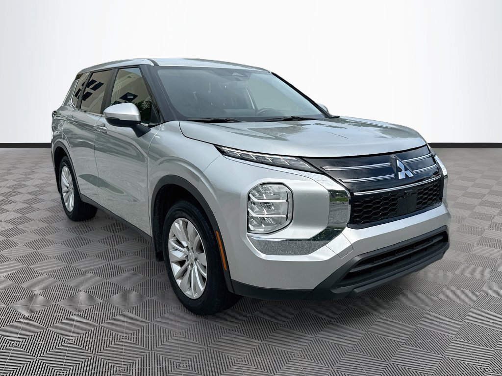 Used 2025 Mitsubishi Outlander ES FWD image 4