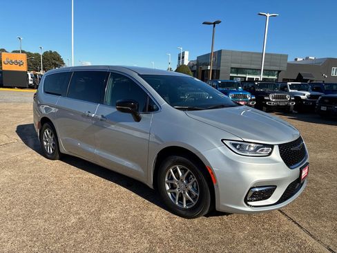 New 2026 Chrysler Pacifica Select image 8