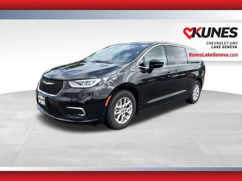 Used 2024 Chrysler Pacifica Touring-L FWD image 10