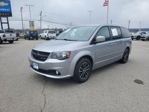 Used 2016 Dodge Grand Caravan SXT FWD image 2