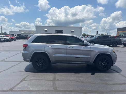 Used 2018 Jeep Grand Cherokee Altitude AWD/4WD image 9
