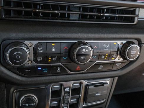 Used 2024 Jeep Wrangler Unlimited Sahara w/ Technology Group AWD/4WD image 19