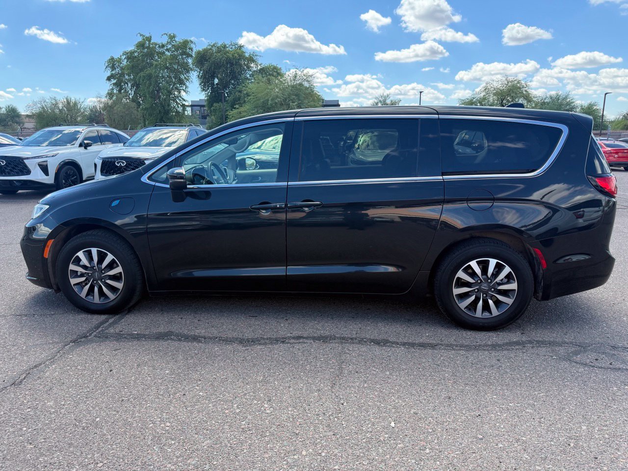 Used 2023 Chrysler Pacifica Touring-L FWD image 8