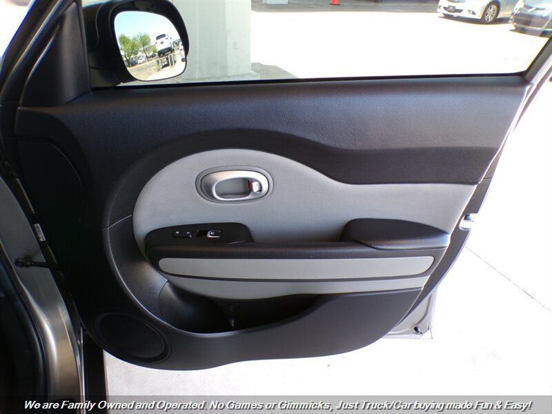 Used 2017 Kia Soul + FWD image 29