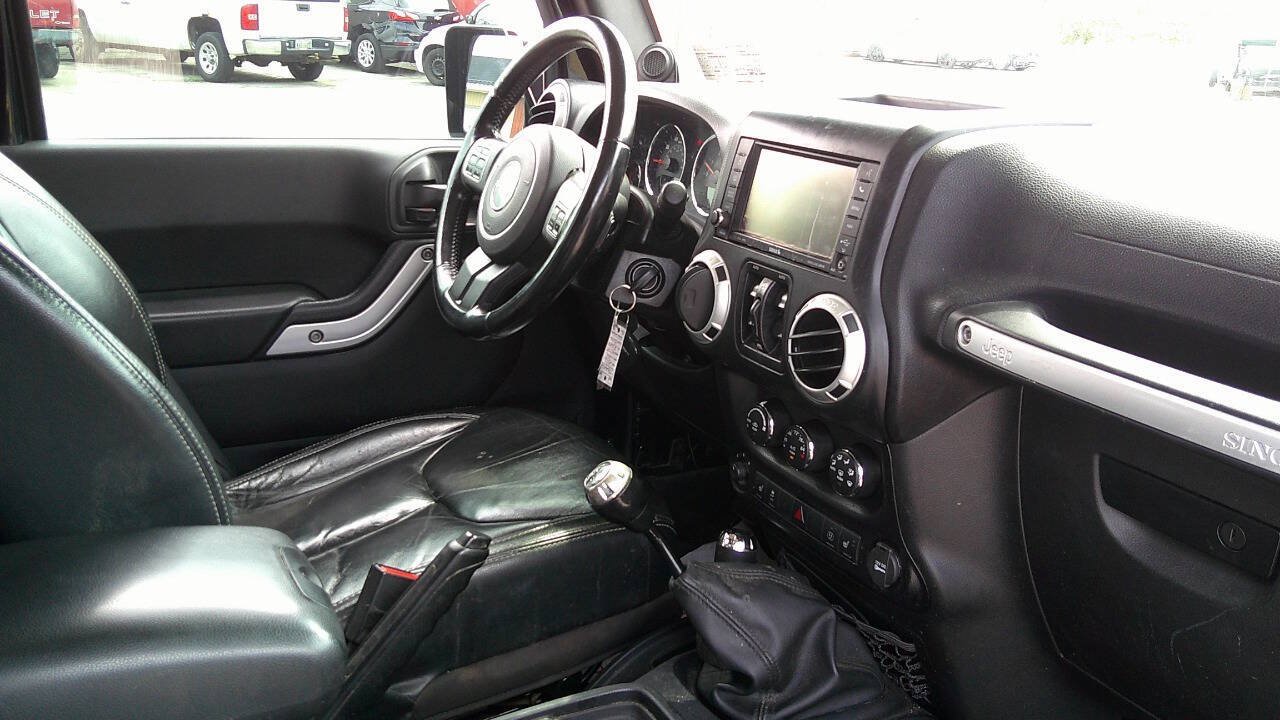 Used 2014 Jeep Wrangler Unlimited Sahara w/ Dual Top Group AWD/4WD image 21