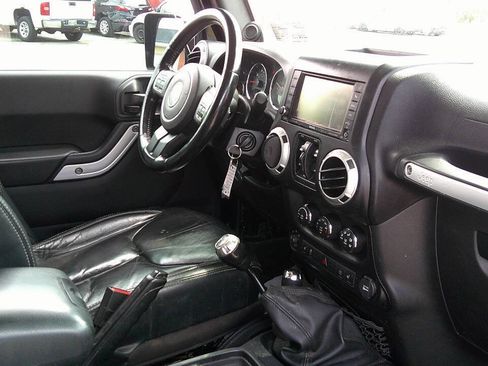 Used 2014 Jeep Wrangler Unlimited Sahara w/ Dual Top Group AWD/4WD image 21