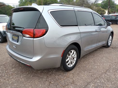 Used 2020 Chrysler Pacifica Touring-L image 7