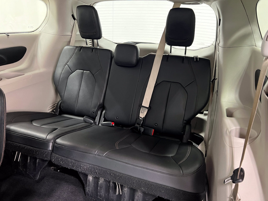 Used 2019 Chrysler Pacifica Touring-L FWD image 33