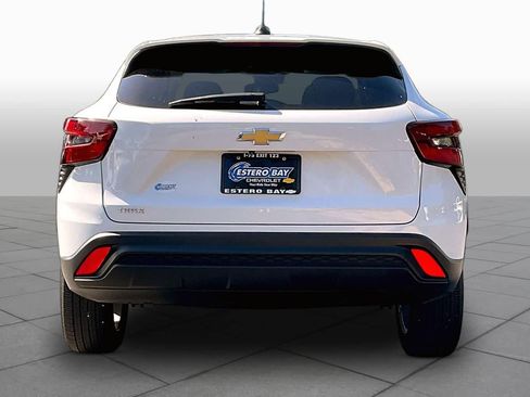 Used 2024 Chevrolet Trax LS w/ LS Convenience Package FWD image 5
