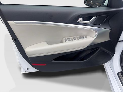 Used 2025 Genesis G70 2.5T image 31