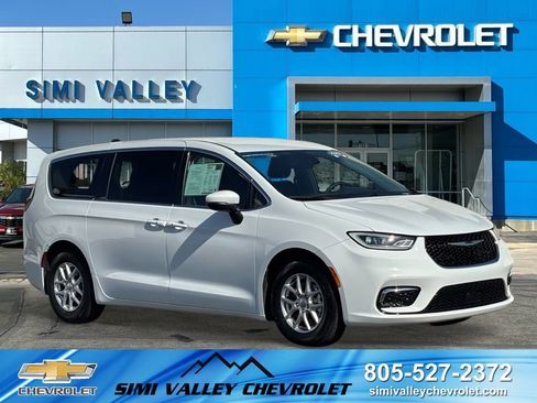 Used 2023 Chrysler Pacifica Touring-L image 1