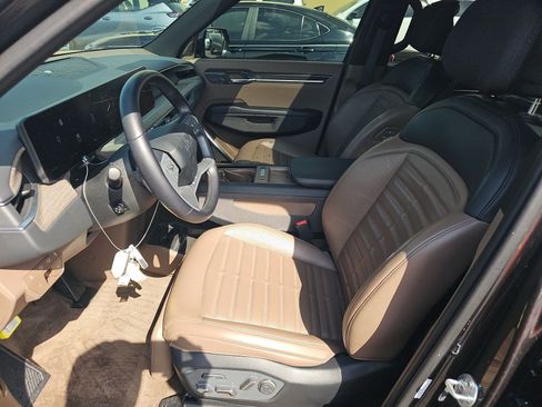 Used 2024 Kia EV9 Land image 13