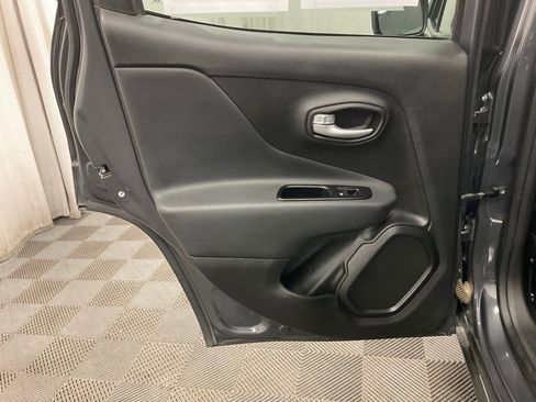 Used 2023 Jeep Renegade Latitude image 28