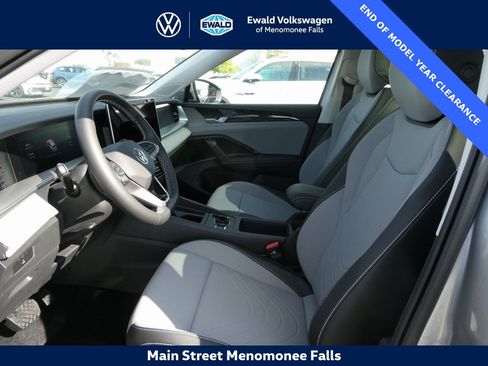 New 2025 Volkswagen Tiguan SE image 26