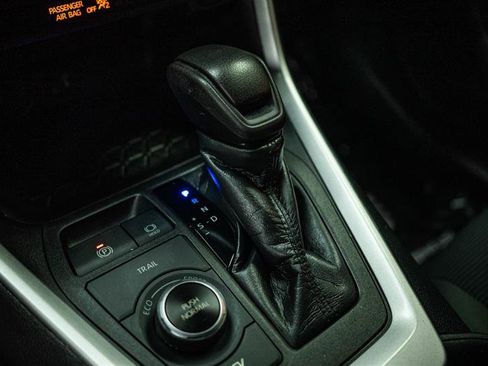 Used 2021 Toyota RAV4 LE image 19