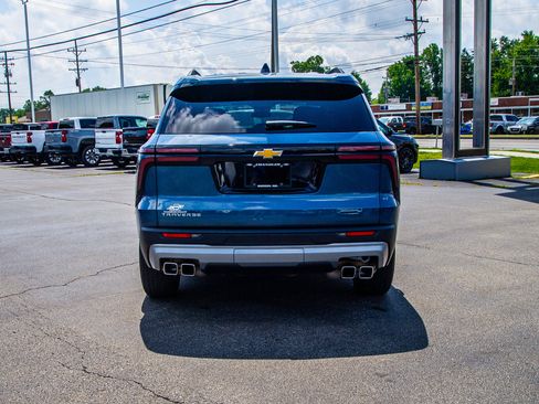 Used 2025 Chevrolet Traverse LT FWD image 6