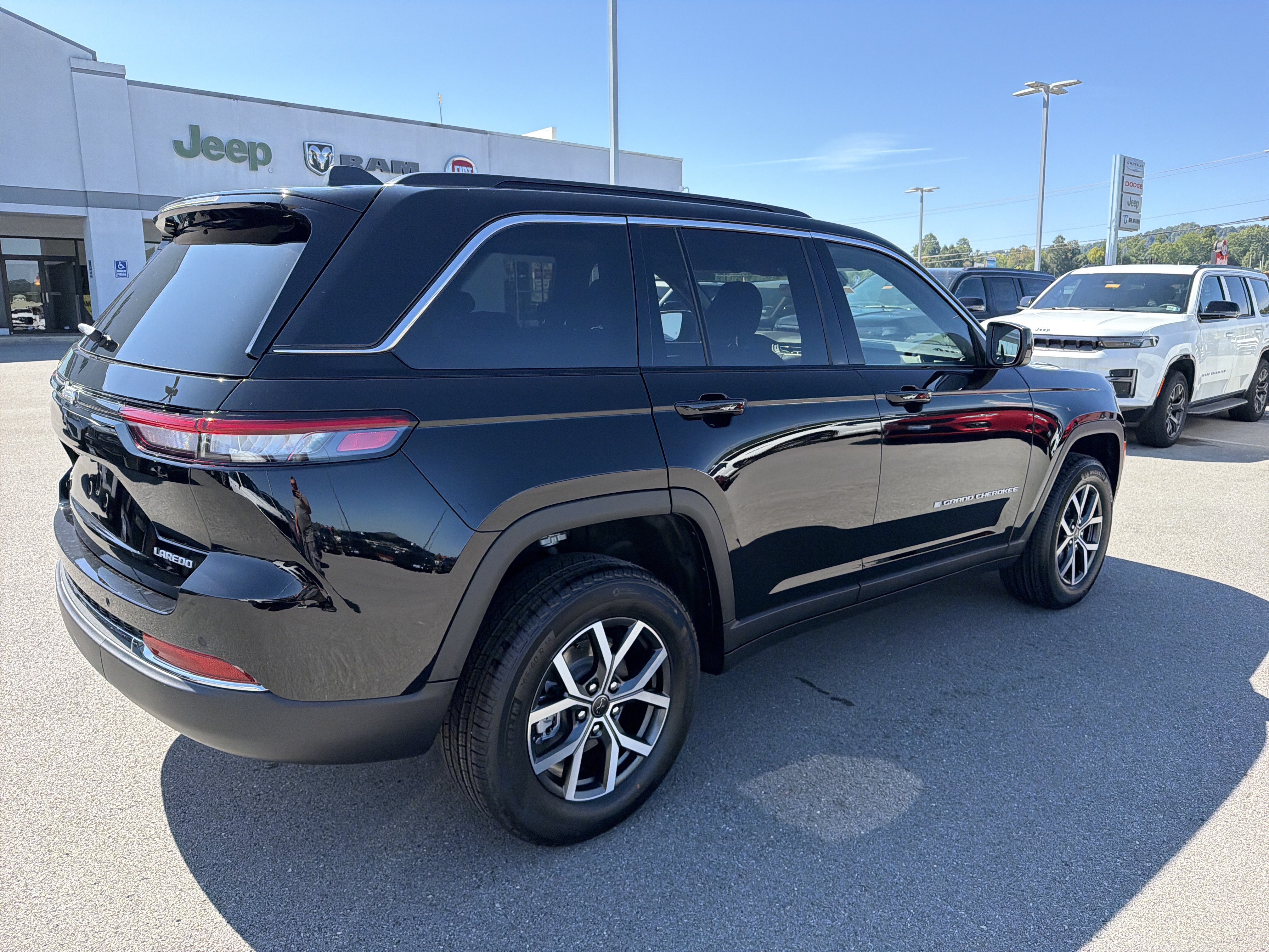 New 2027 Jeep Grand Cherokee Laredo X AWD/4WD image 6