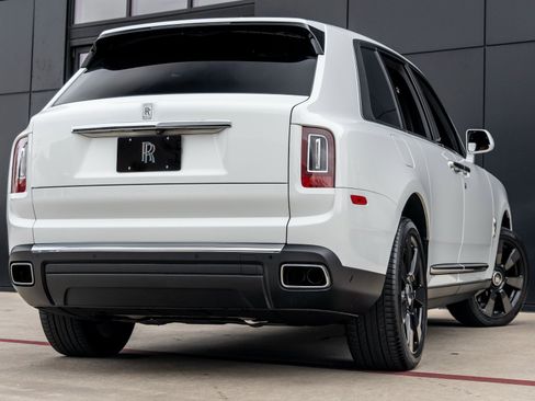 Used 2022 Rolls-Royce Cullinan image 2