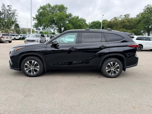 Used 2021 Toyota Highlander XLE AWD/4WD image 3