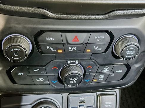 Used 2021 Jeep Renegade Latitude w/ Luxury Group I image 21