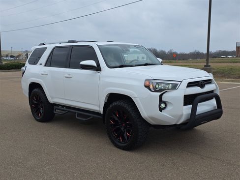 Used 2022 Toyota 4Runner SR5 image 2