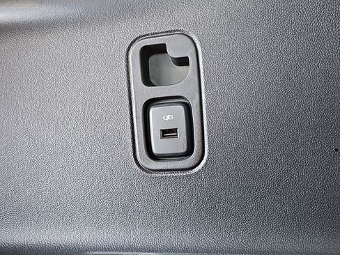 Used 2023 Chevrolet Traverse LT w/ Rear Camera Mirror Package image 11