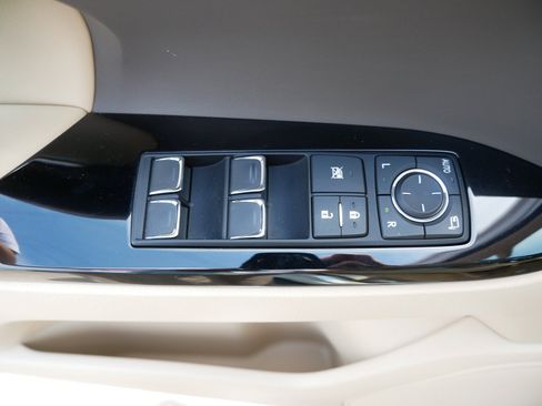 Used 2021 Lexus LX 570 4WD w/ Luxury Package image 17