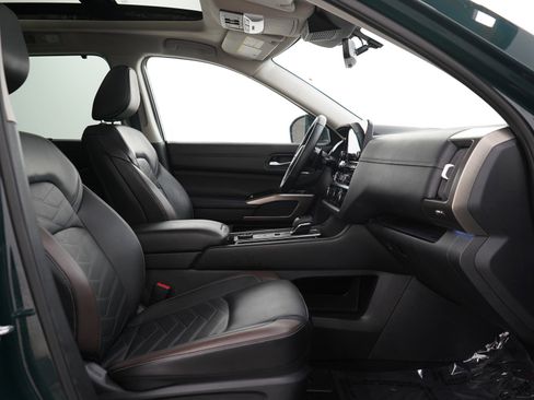 Used 2024 Nissan Pathfinder Platinum AWD/4WD image 13