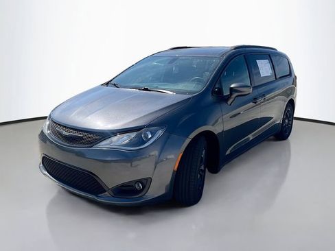 Used 2019 Chrysler Pacifica Touring-L Plus w/ S Appearance Package image 3
