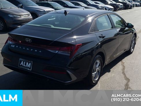 Used 2025 Hyundai Elantra SE image 6