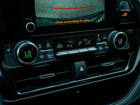 Used 2023 Toyota Highlander XLE FWD image 27