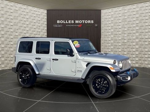 Used 2024 Jeep Wrangler Unlimited Sahara w/ Technology Group image 2