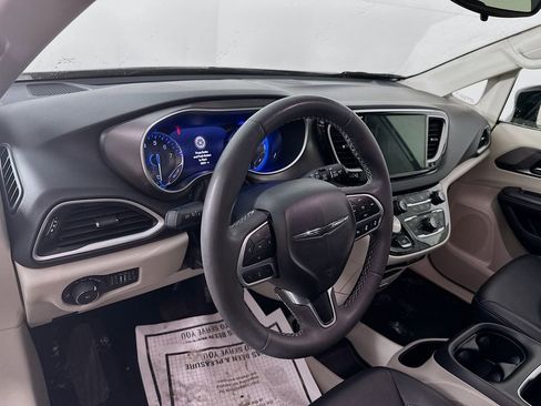 Certified 2024 Chrysler Pacifica Touring-L image 16