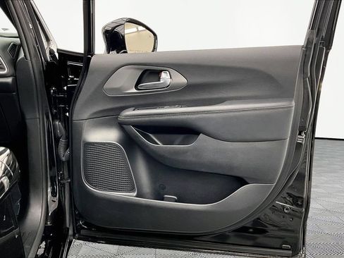 Used 2025 Chrysler Pacifica Select FWD image 24