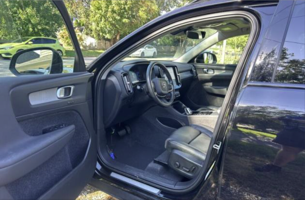 Used 2024 Volvo XC40 B5 Plus w/ Climate Package AWD/4WD image 4