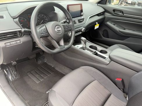 Used 2025 Nissan Altima 2.5 S FWD image 8